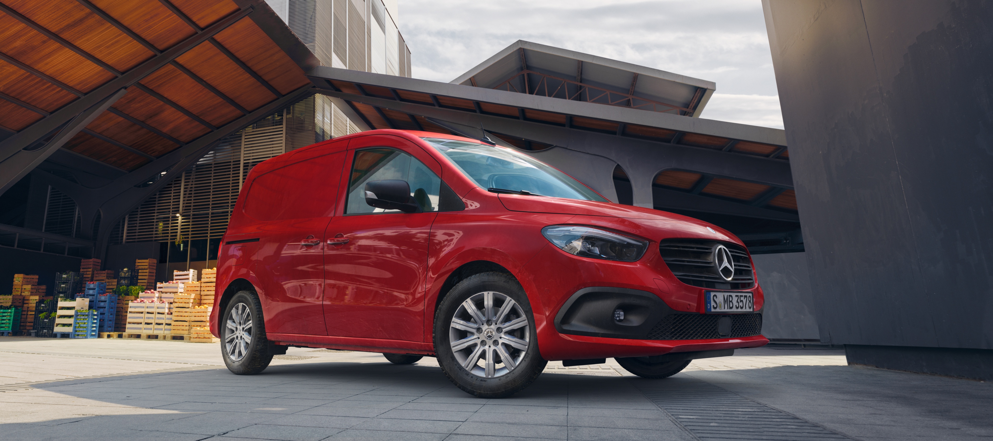 Citan Fourgon | Utilitaires légers Mercedes-Benz Le Citan Fourgon, un utilitaire léger de Mercedes-Benz, se trouve devant un site logistique.