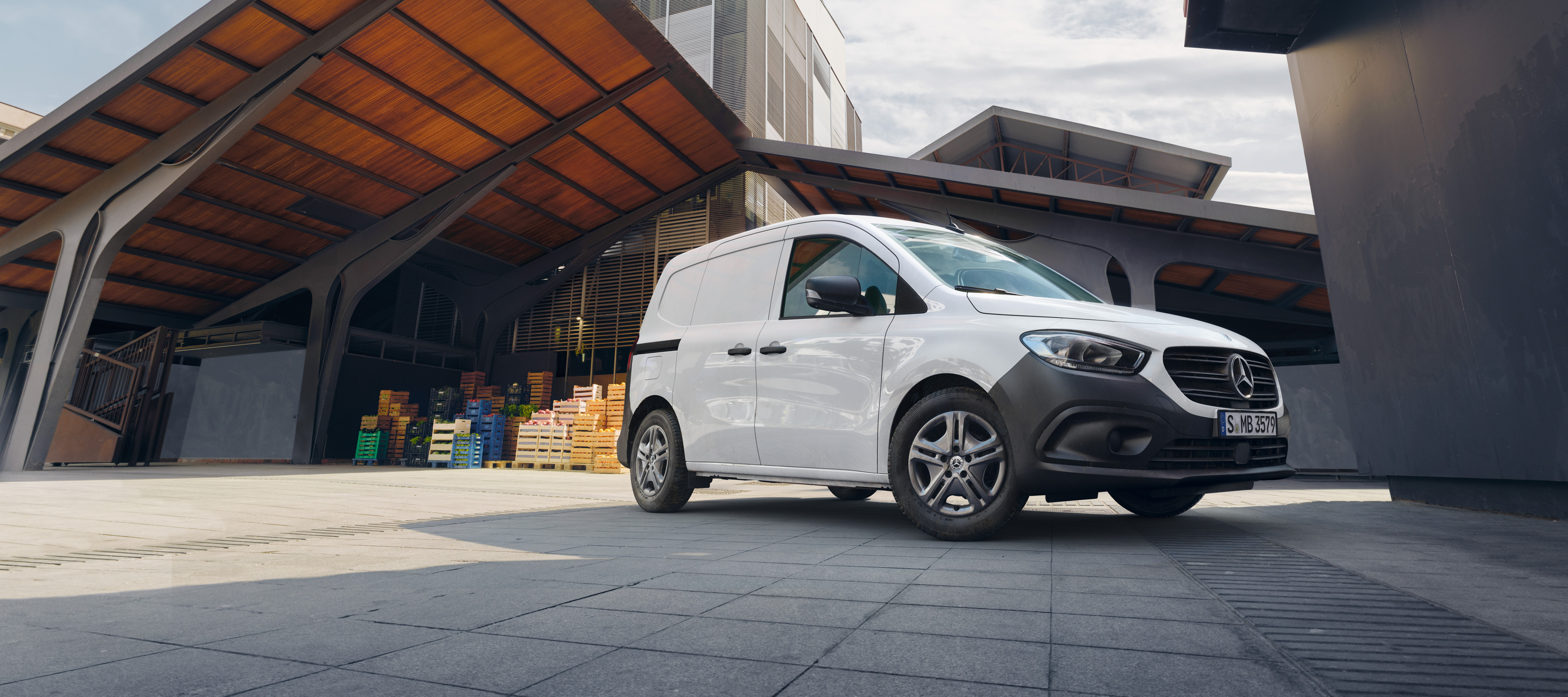 Fiabilité Citan | Utilitaires légers Mercedes-Benz Une Mercedes-Benz eCitan Fourgon est garé sur un site logistique.