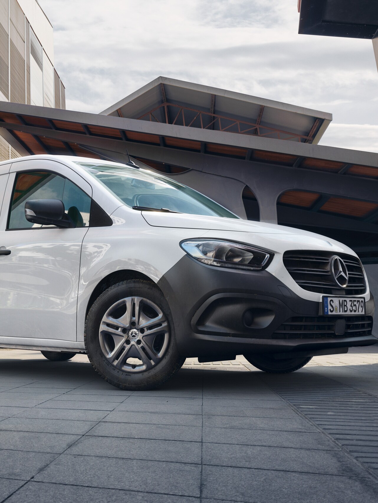 Le Citan Fourgon Mixto conduisant dans la rue.