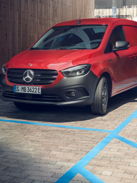 Le Mercedes-Benz eCitan fourgon est garé dans une cour.