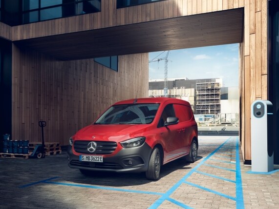 Le Mercedes-Benz eCitan fourgon est garé dans une cour.