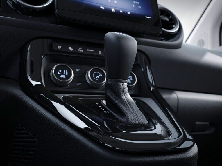 Le levier de sélection des niveaux de récupération dans le Mercedes-Benz eCitan fourgon.