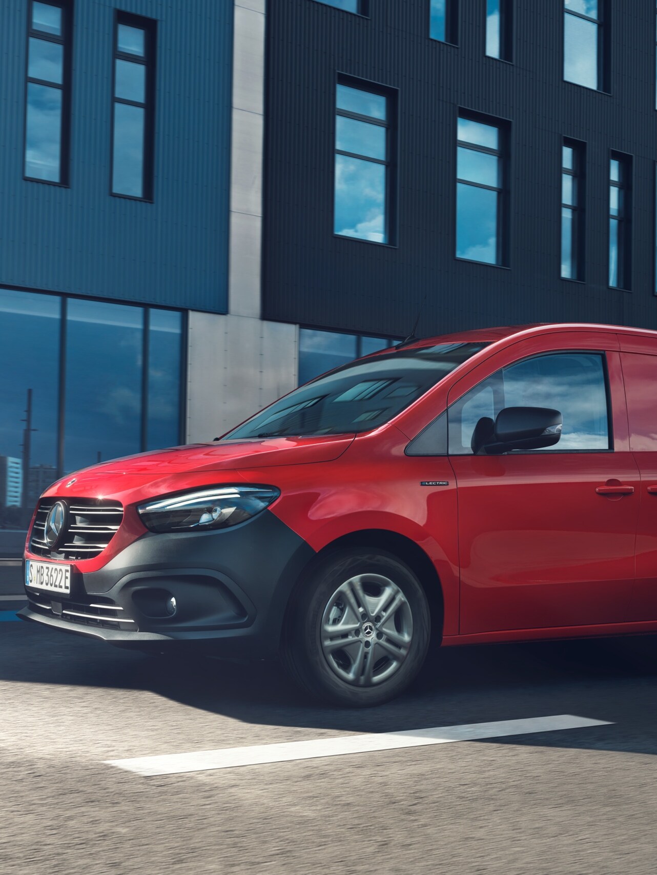 Le Citan Fourgon Mixto conduisant dans la rue.