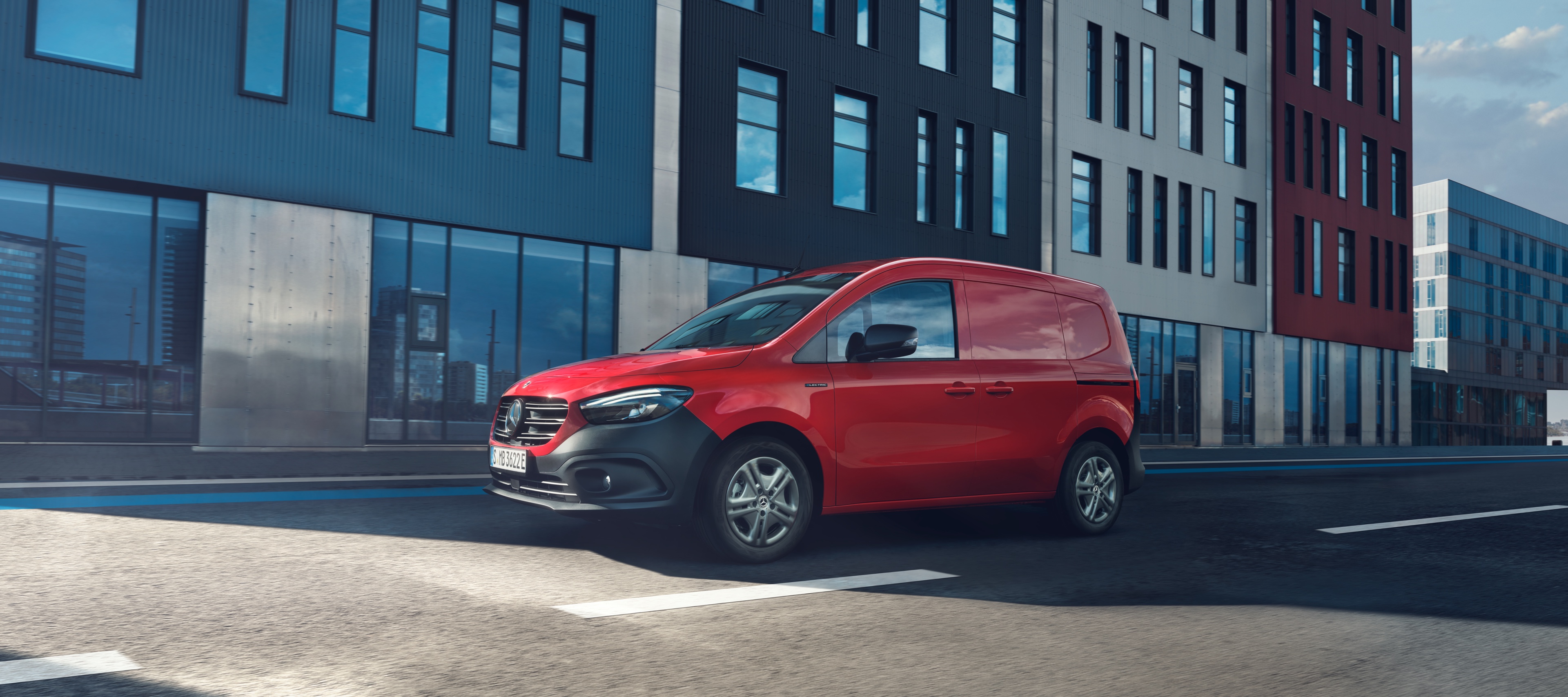 Citan Fourgon Mixto | Mercedes-Benz Le Citan Fourgon Mixto conduisant dans la rue.