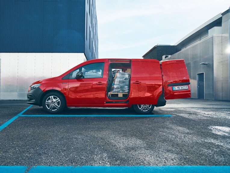 Le Mercedes-Benz eCitan fourgon est garé dans un parking.
