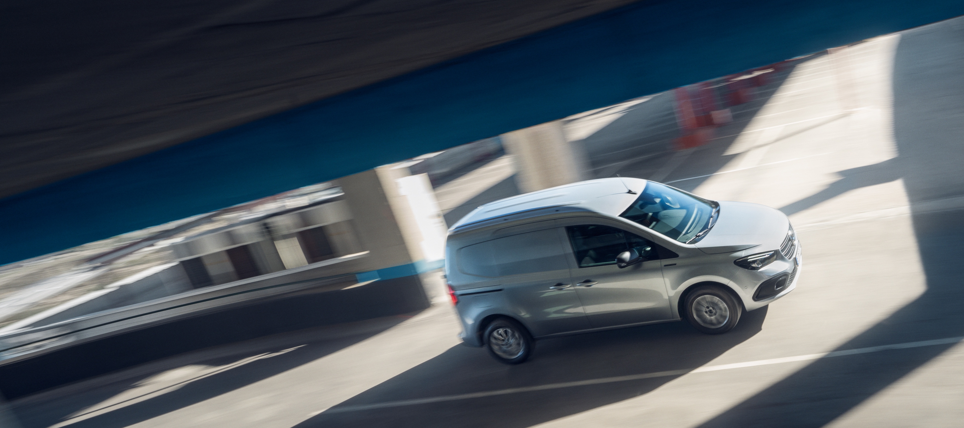 Leasing & Financement | eCitan fourgon | Mercedes-Benz Le Mercedes-Benz eCitan fourgon dans un parking à étages.