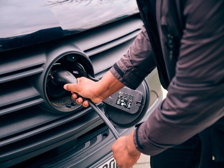 Le Mercedes-Benz eSprinter châssis-cabine avec le câble de charge branché.