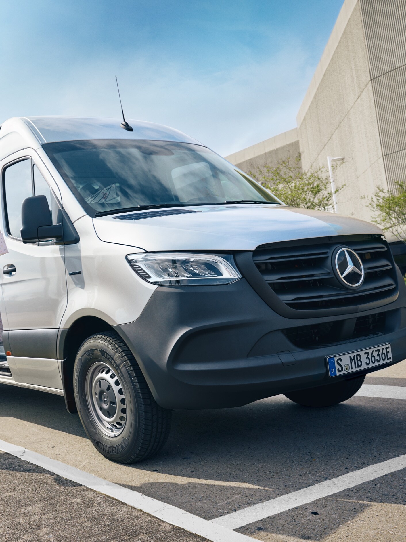 Un Mercedes-Benz eSprinter fourgon avec une solution professionnelle de VanSolution.