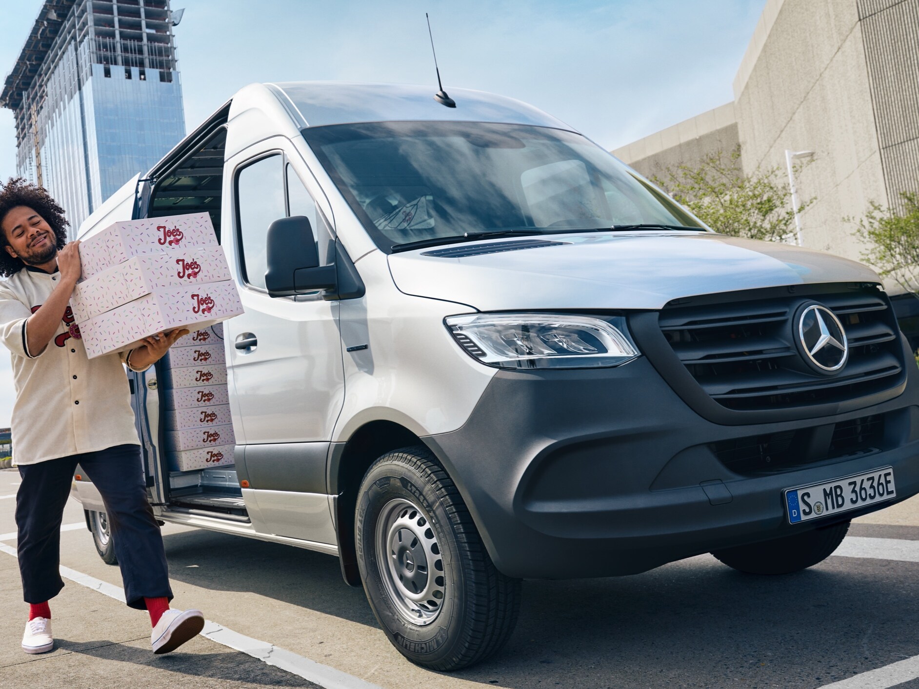 Un Mercedes-Benz eSprinter fourgon avec une solution professionnelle de VanSolution.
