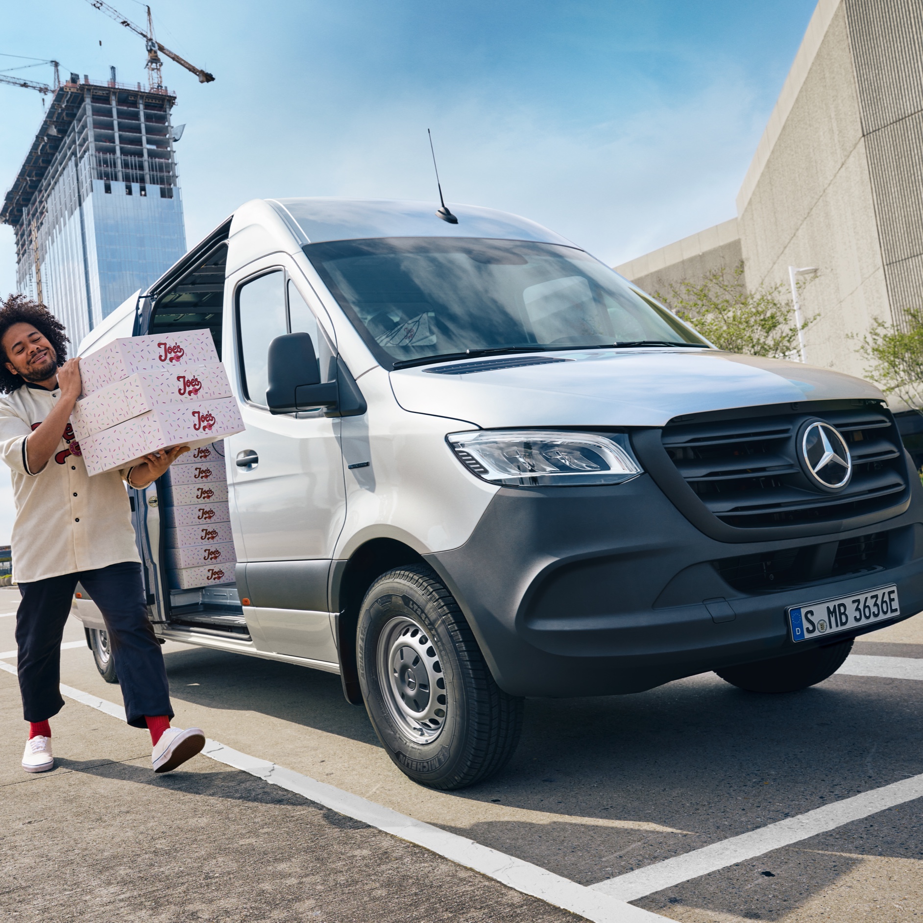 VanSolution | eSprinter fourgon | Mercedes-Benz Un Mercedes-Benz eSprinter fourgon avec une solution professionnelle de VanSolution.