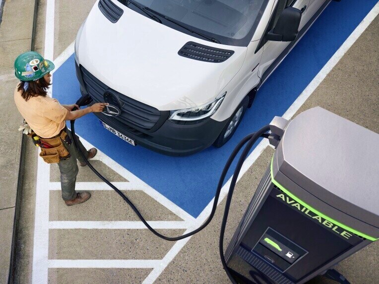 La batterie haute tension d'une capacité de 56 kWh est particulièrement adaptée au transport de marchandises plus lourdes sur de courtes distances.