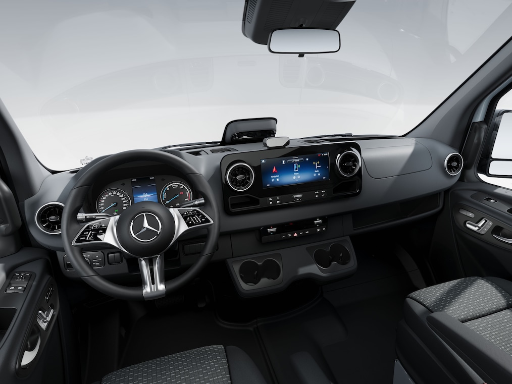 La prise de charge sur la Mercedes-Benz eSprinter châssis-cabine avec le câble de charge branché.