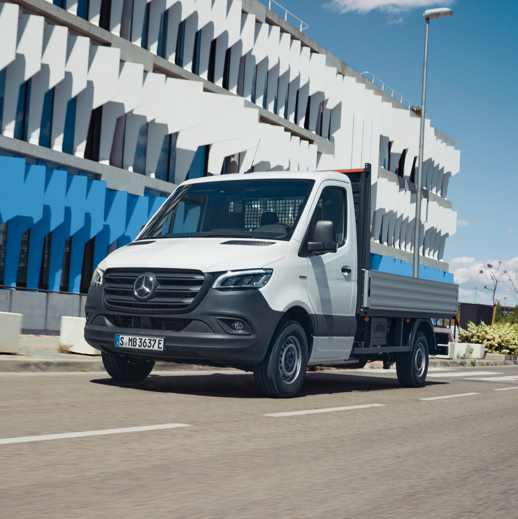 Vue avant du véhicule à plateau Mercedes-Benz Sprinter