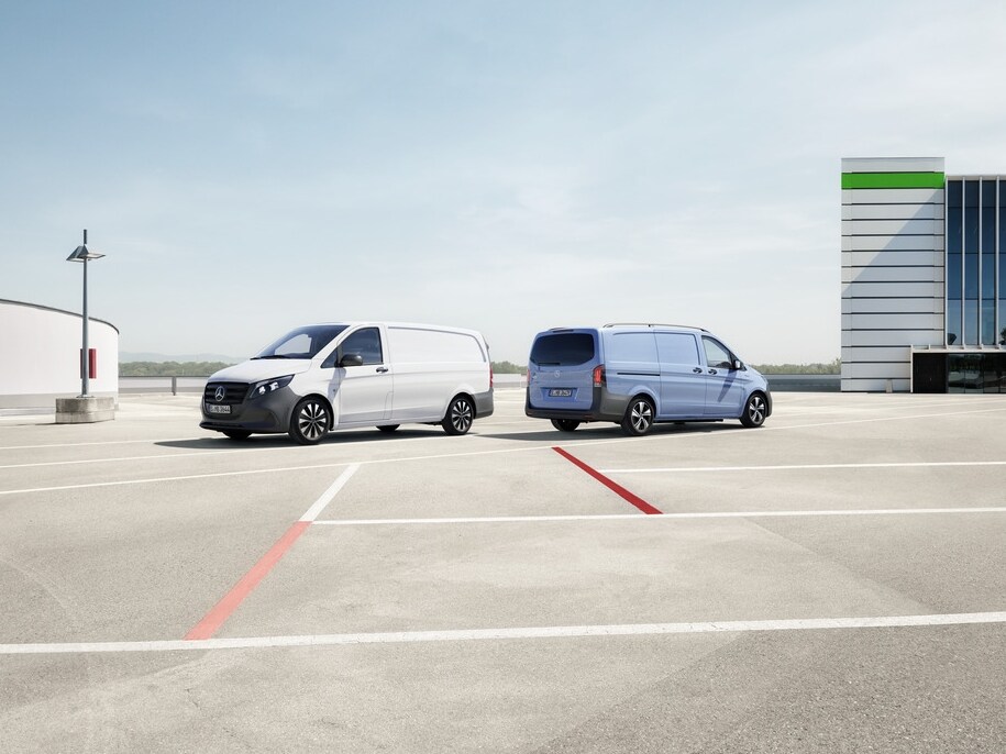 Le Vito fourgon et l'eVito fourgon sur un parking ouvert dans une zone commerciale moderne.