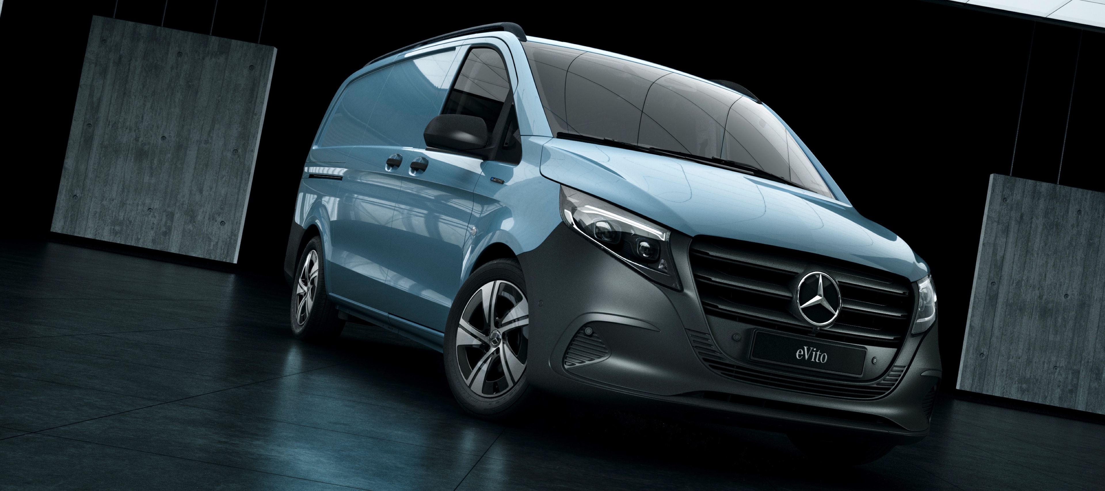 eVito Fourgon | Utilitaires légers Mercedes-Benz Le Mercedes-Benz eVito Fourgon se trouve dans un entrepôt entouré de murs en béton.