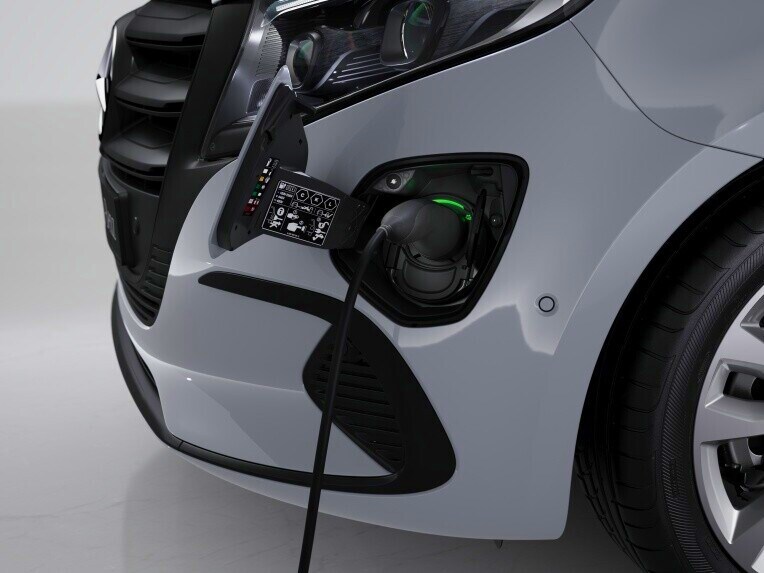 Avec le système de charge courant alternatif, vous rechargez votre Mercedes-Benz sur les boîtiers muraux et une multitude de bornes de recharge publiques.