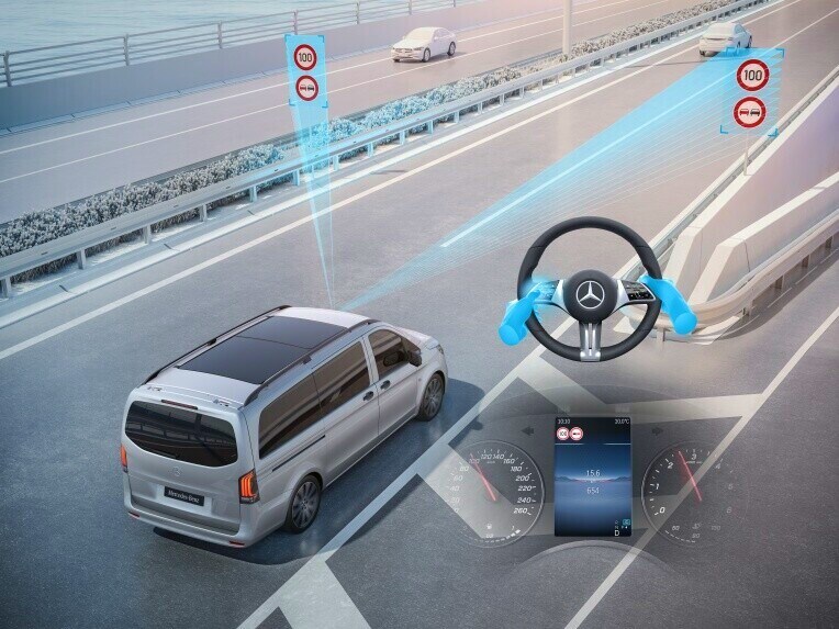 L’assistant de signalisation routière peut aider le conducteur en affichant de manière permanente les limitations de vitesse détectées.