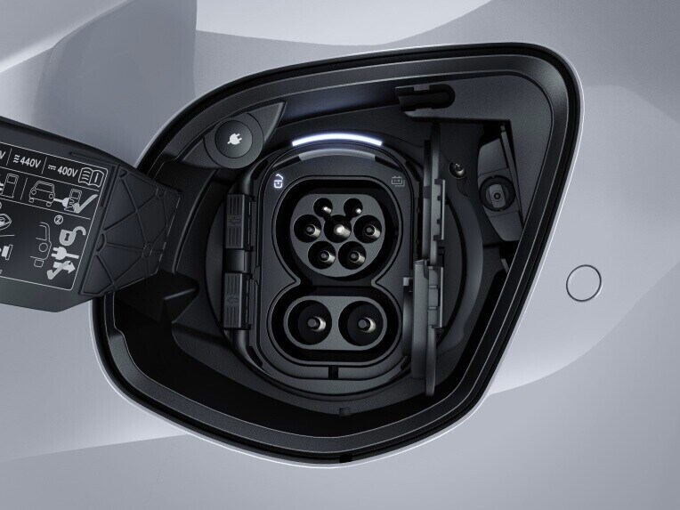 Avec le système de charge courant alternatif, vous rechargez votre Mercedes-Benz sur les boîtiers muraux et une multitude de bornes de recharge publiques.