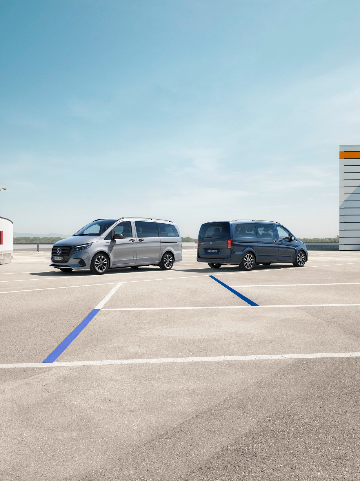 L'eVito Tourer et le Vito Tourer garés sur une place de stationnement.