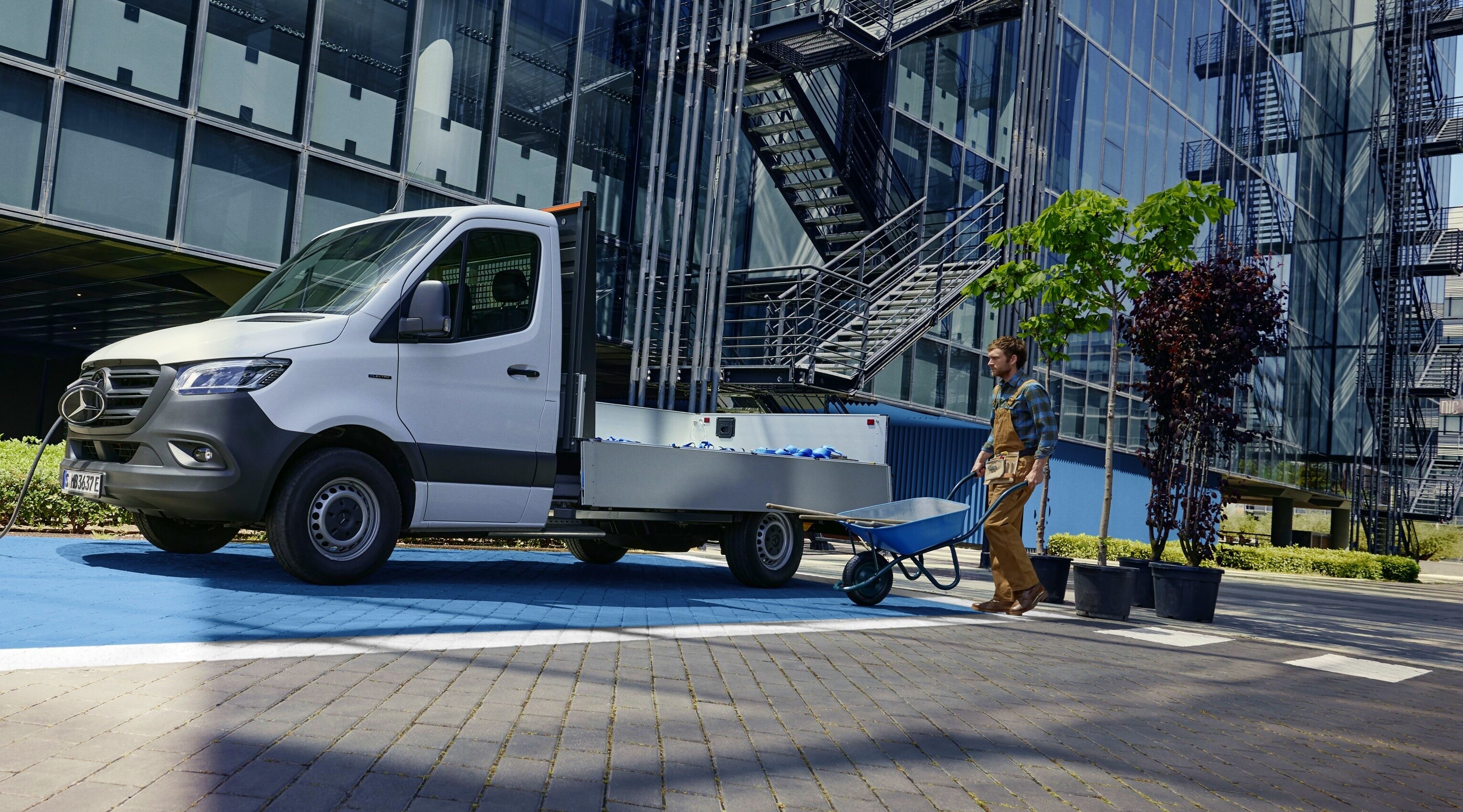 Le Mercedes-Benz eSprinter châssis-cabine en version véhicule à plateau lors d'une opération.