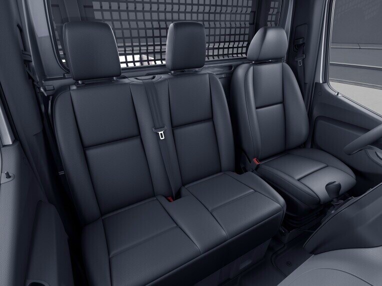 Le Sprinter à plateau avec cabine standard et banquette passagers.