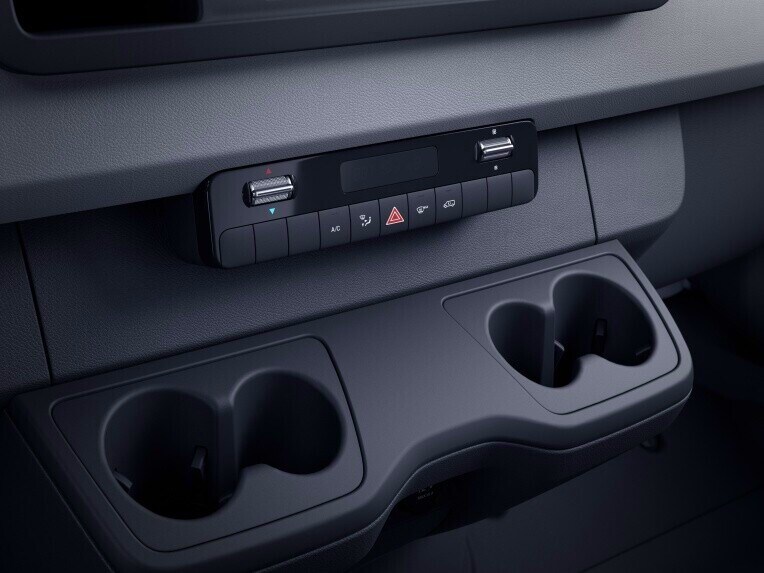 Les porte-gobelets de la console centrale peuvent accueillir des bouteilles, des tasses ou des canettes en toute sécurité pendant le voyage.