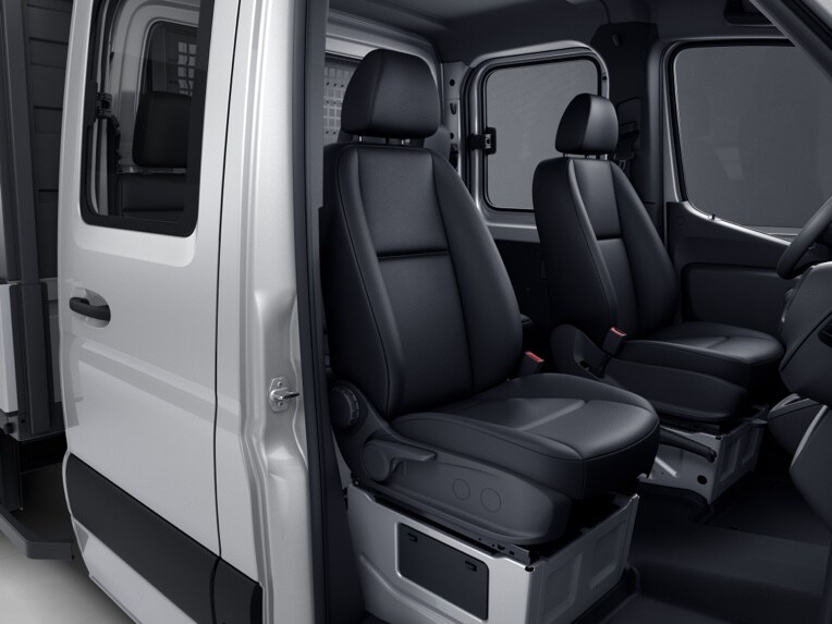 Le Sprinter à plateau avec cabine standard et siège individuel pour le passager.