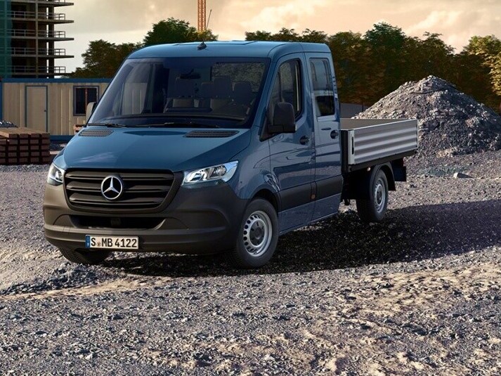 Mercedes-Benz véhicule à caisse stationné sur un chantier.