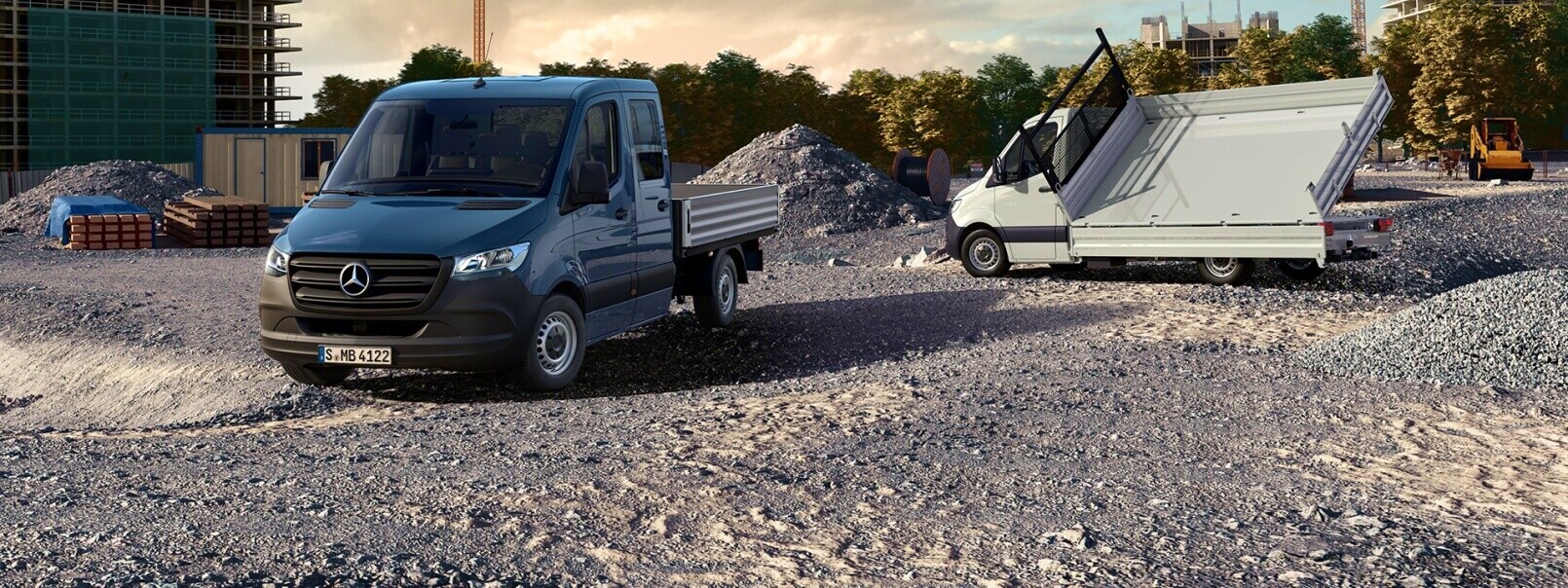 Gebrauchte Kofferfahrzeuge von Mercedes-Benz Mercedes-Benz véhicule à caisse stationné sur un chantier.