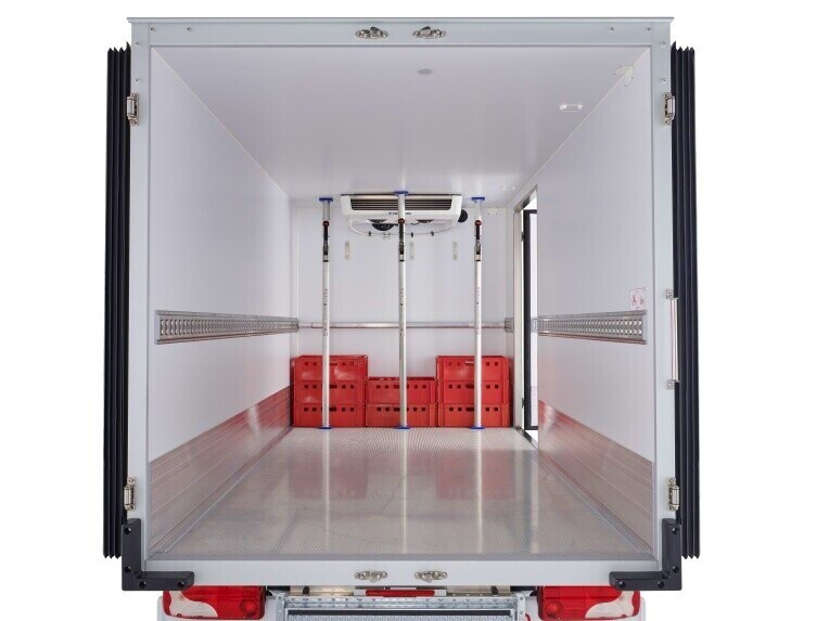 La caisse frigorifique de Kiesling transforme le Sprinter en transporteur spécialisé pour les produits surgelés et frais.