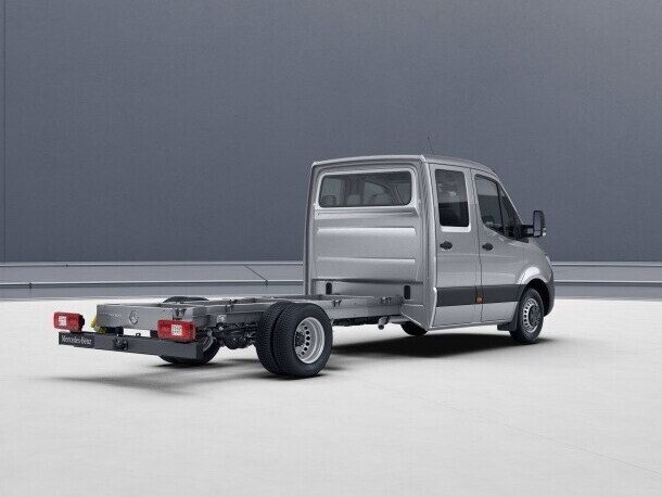 Le Sprinter châssis disponible en version longue avec cabine double.