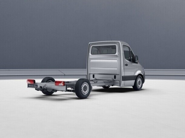 Le Sprinter châssis disponible en version longue avec cabine standard.