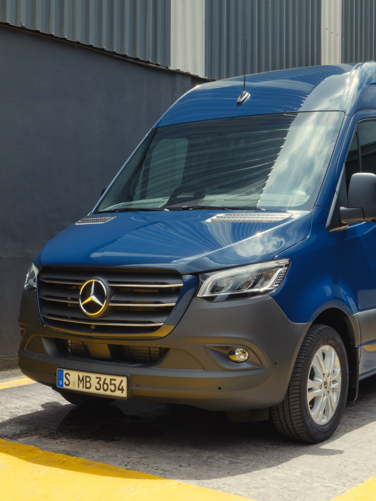 Deux modèles Sprinter sur une place de stationnement.