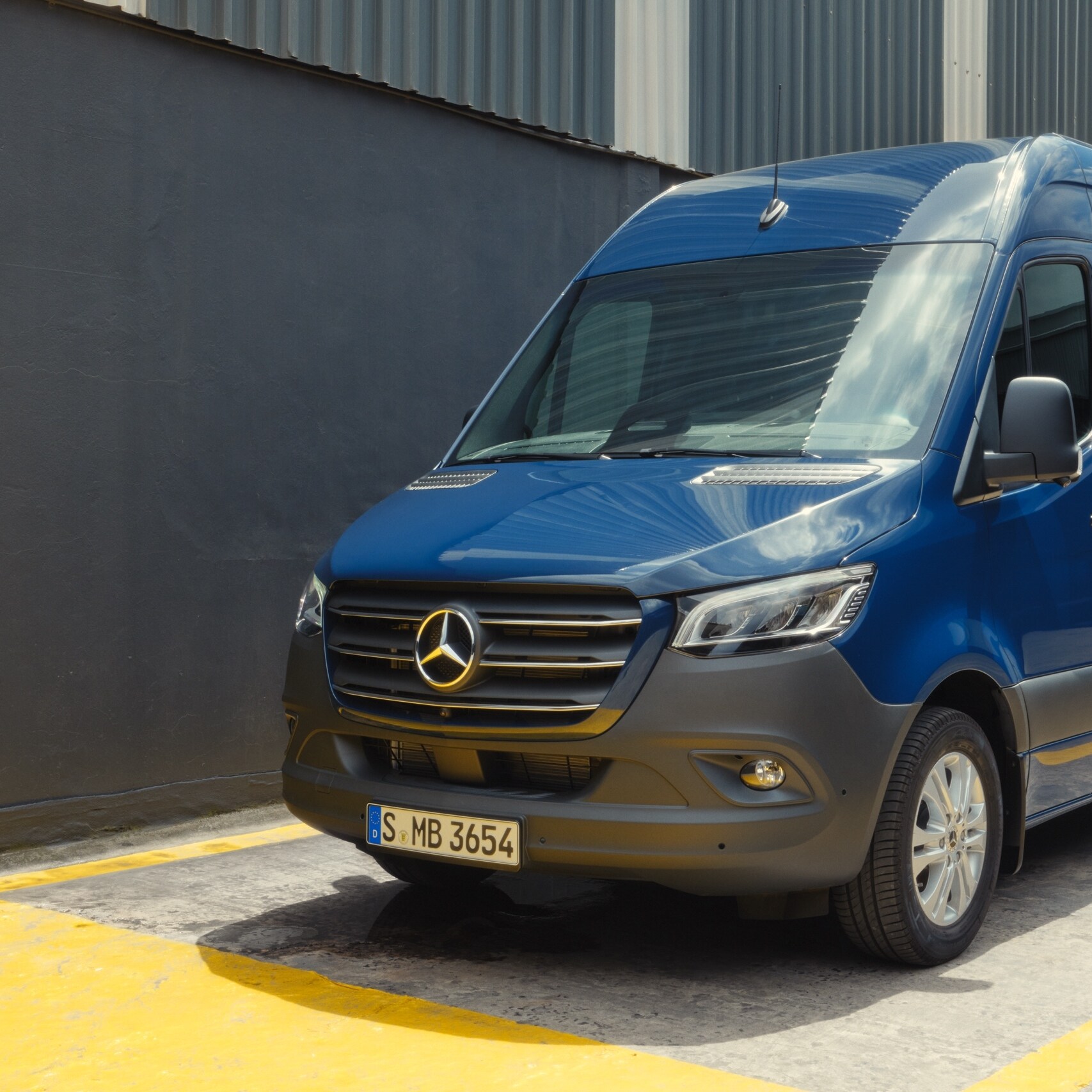 L’utilitaire Mercedes-Benz Sprinter fourgon dans une zone de livraison.