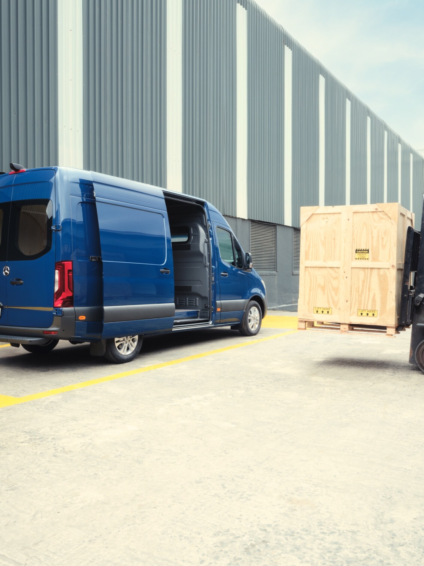 L’utilitaire Mercedes-Benz Sprinter fourgon est chargé par un chariot élévateur