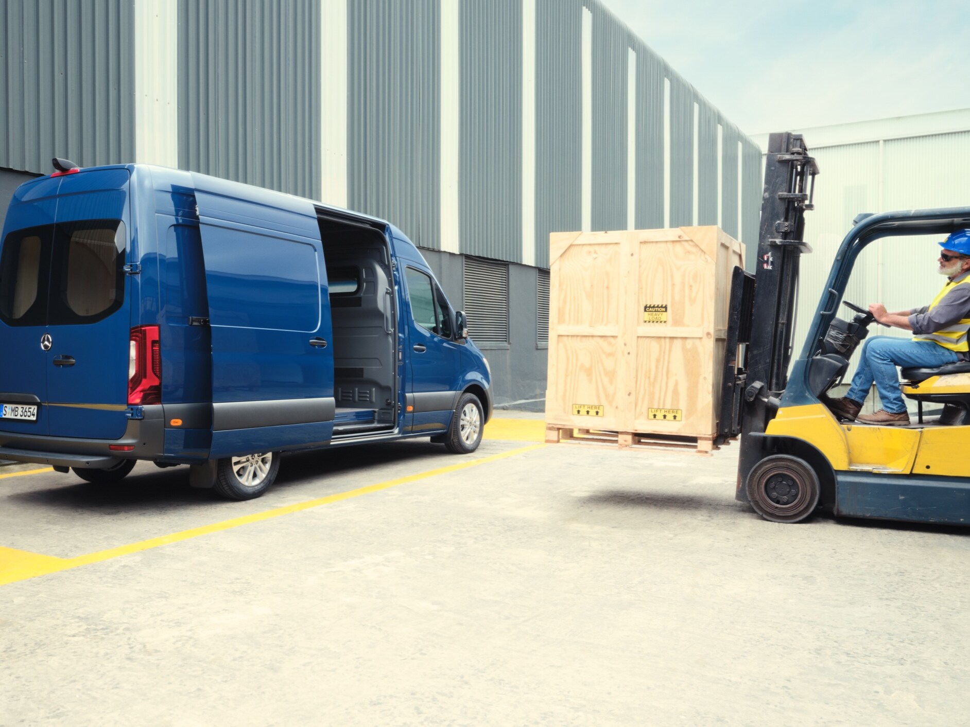 L’utilitaire Mercedes-Benz Sprinter fourgon est chargé par un chariot élévateur