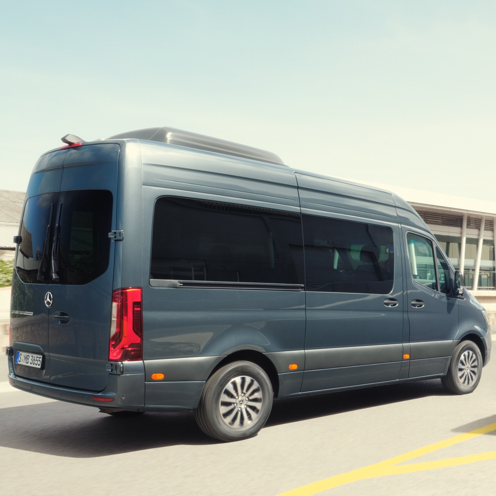 L’utilitaire Mercedes-Benz Sprinter Tourer sur la route.
