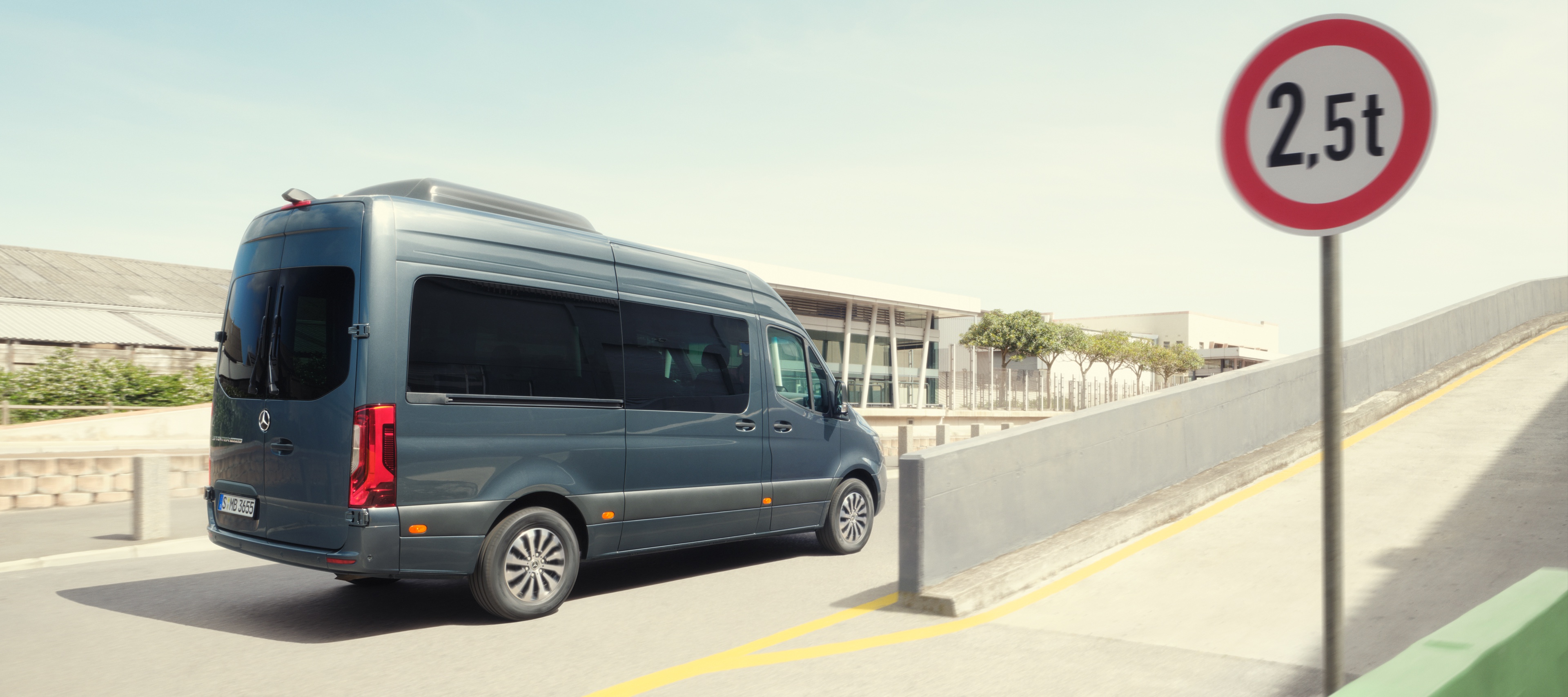 Comparaison des véhicules | Sprinter Tourer | Mercedes-Benz L’utilitaire Mercedes-Benz Sprinter Tourer sur la route.