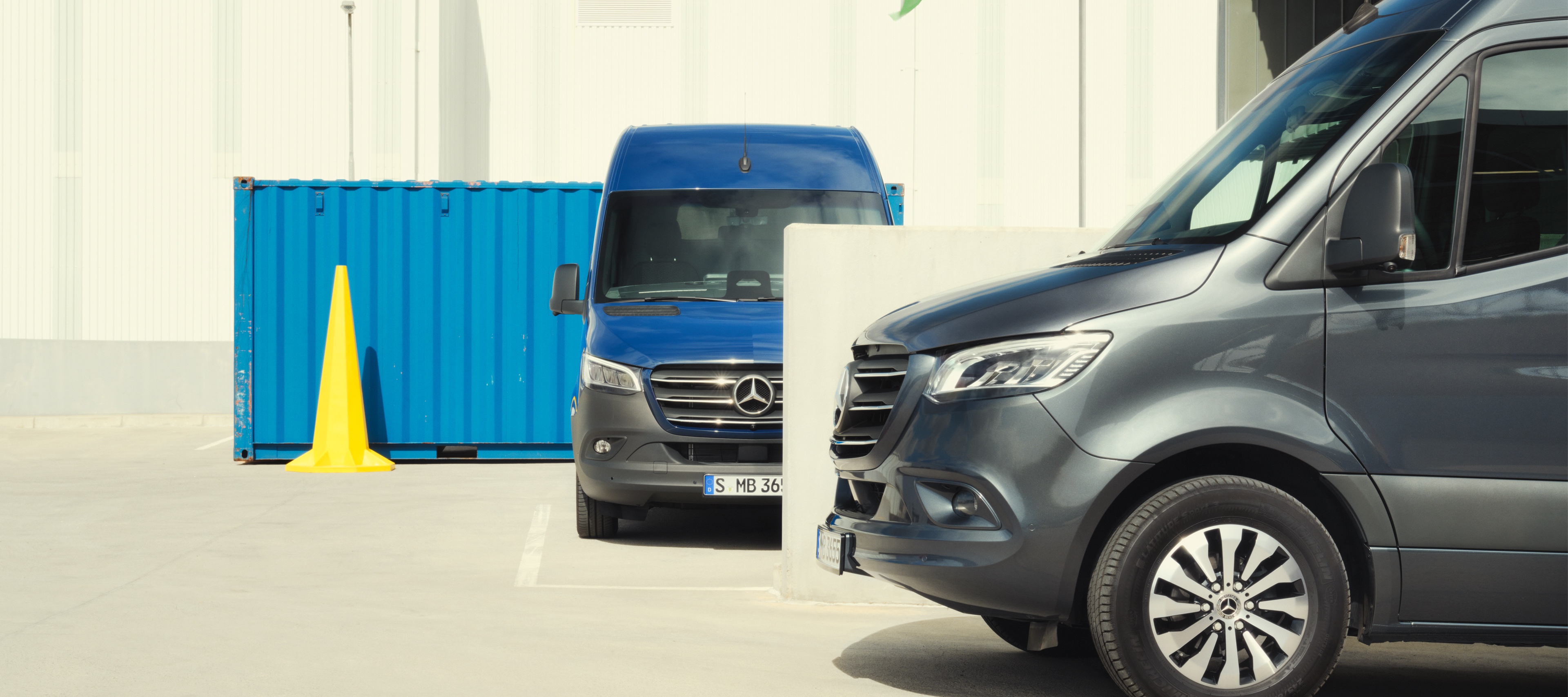 Sprinter | Utilitaires légers Mercedes-Benz L’utilitaire Mercedes-Benz SprinterMercedes-Benz Sprinter fourgon stationné sur un parking à côté d'un conteneur. fourgon est stationné ouvert sur un parking à côté de caisses prêtes à être chargées.