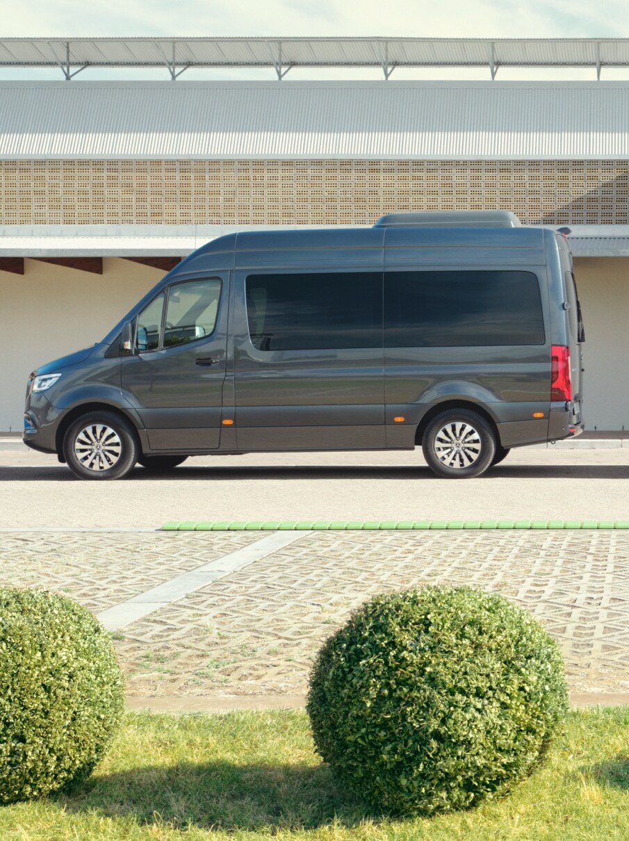 Les Mercedes-Benz Sprinter Tourer et fourgon dans une zone de stationnement.
