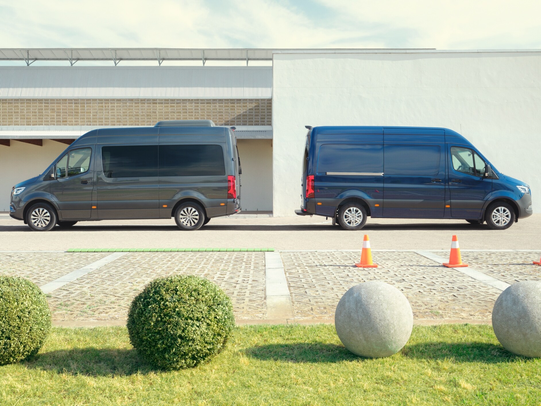 Les Mercedes-Benz Sprinter Tourer et fourgon dans une zone de stationnement.