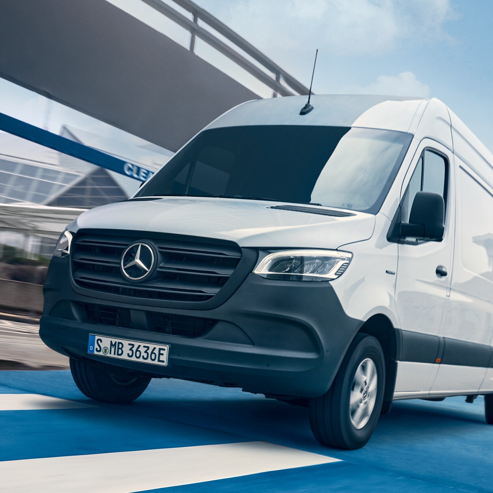 L’utilitaire Mercedes-Benz eSprinter fourgon en ville.