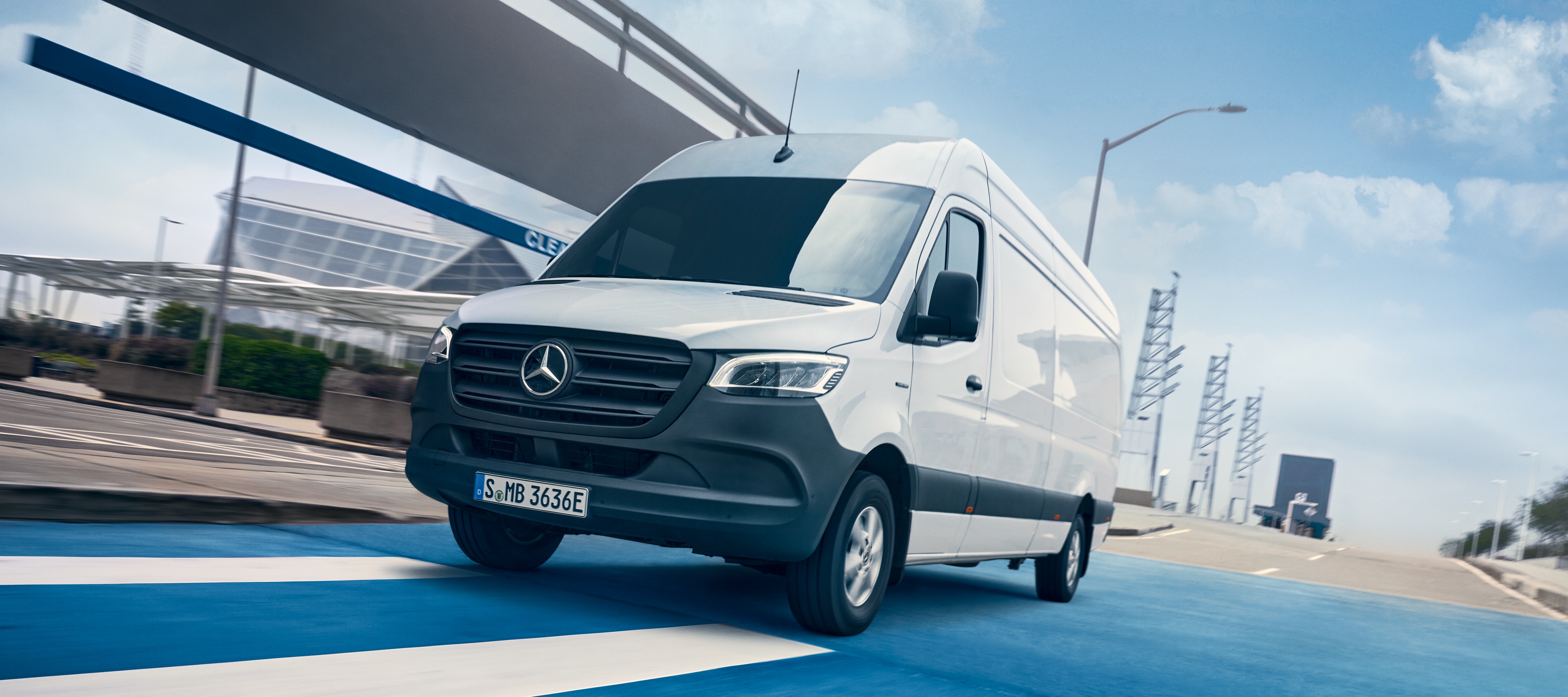 Comparaison des véhicules | eSprinter fourgon | Mercedes-Benz L’utilitaire Mercedes-Benz eSprinter fourgon en ville.