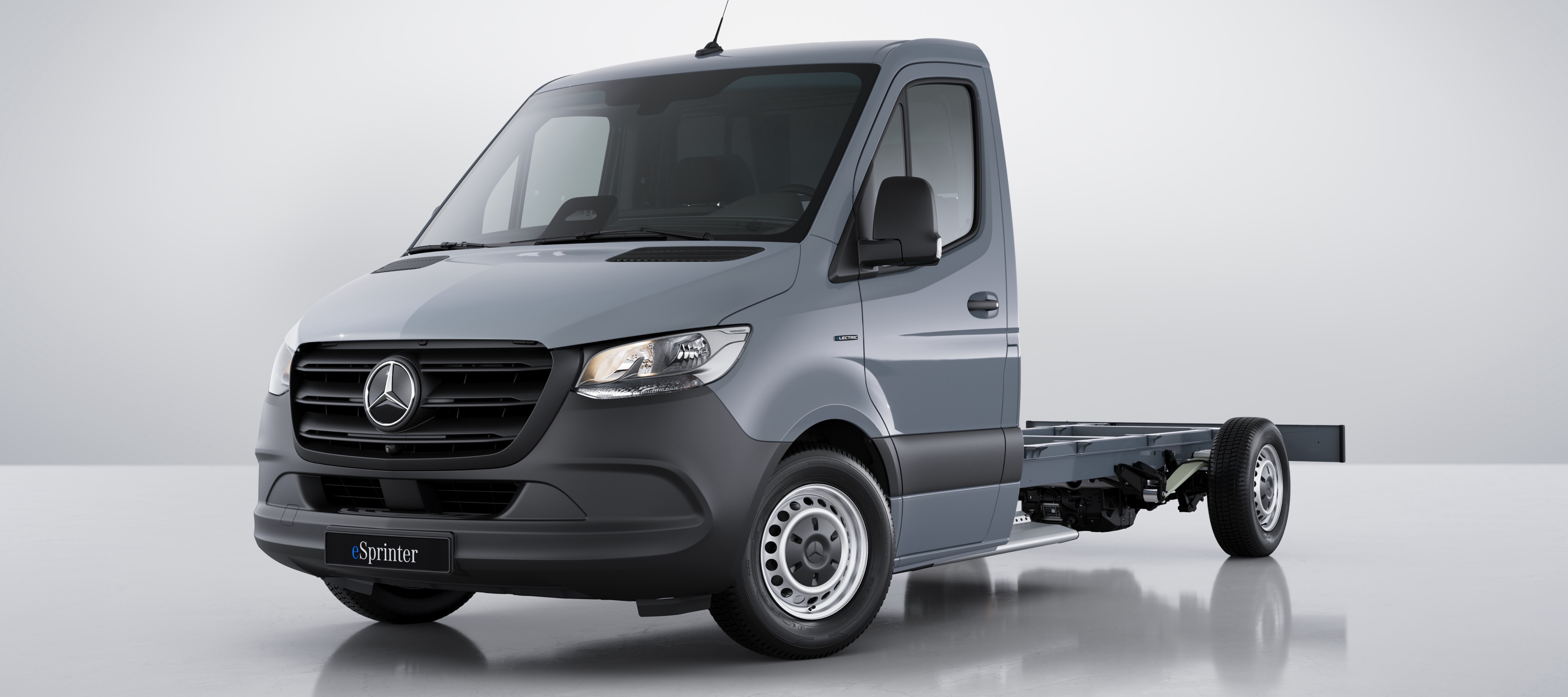 Comparaison des véhicules | eSprinter châssis-cabine | Mercedes-Benz Vue avant de l’utilitaire électrique Mercedes-Benz eSprinter châssis-cabine.