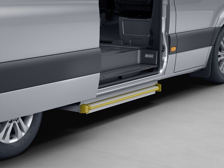L'installation d'un grand marchepied extensible électriquement en aluminium résistant à la marche et en tôle d'acier facilite l'accès ou la sortie par les portes coulissantes du compartiment de chargement sur les côtés du véhicule en les rendant plus confortables et plus pratiques avec une marche à plus faible hauteur.