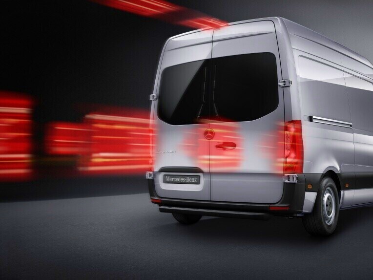 Les feux stop adaptatifs permettent d’améliorer considérablement le temps de réaction des conducteurs des véhicules qui suivent grâce à leur clignotement voyant, permettant d’éviter les collisions par l’arrière.