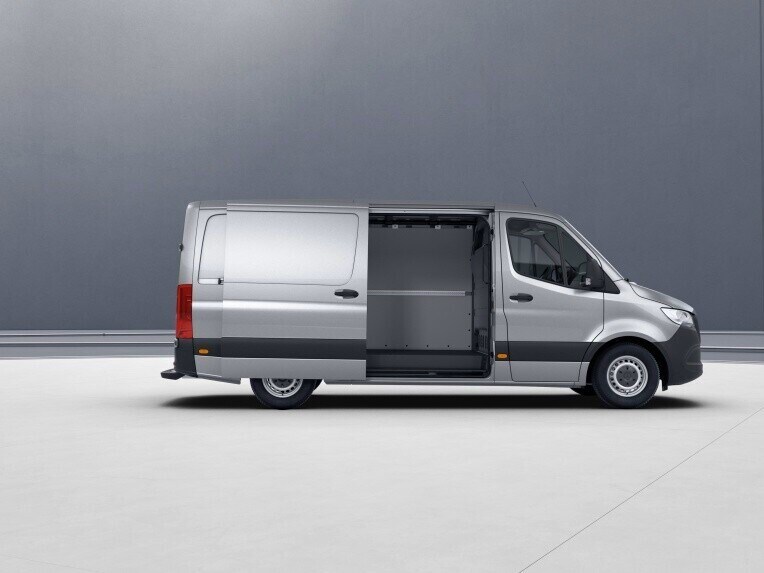 Le Sprinter fourgon longueur standard avec un toit standard.
