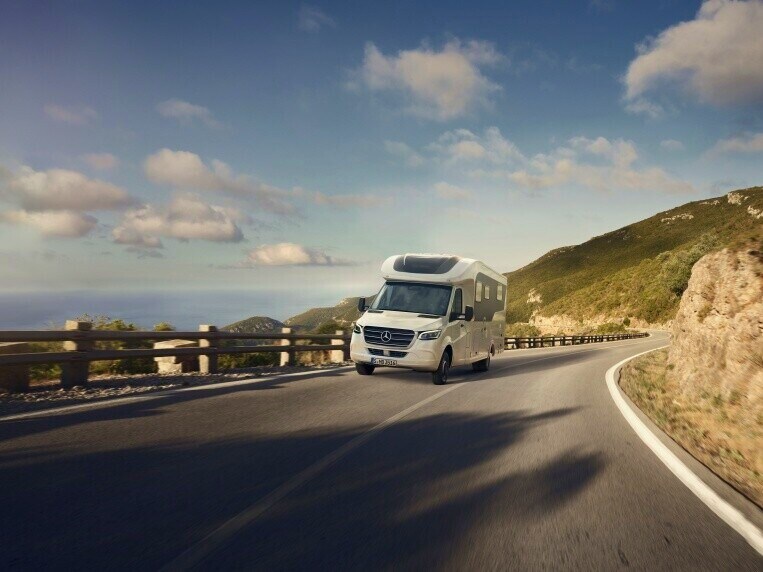 Tient compte des dimensions du véhicule ou de l’attelage pour le Mercedes-Benz Sprinter lors du calcul de l’itinéraire optimal.