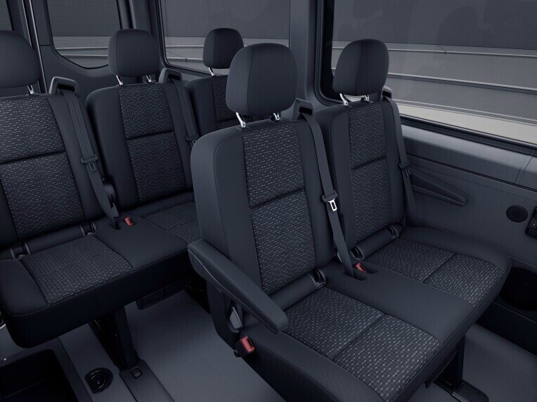 La banquette 2 places confort pour la 1ère ou 2e rangée de l’espace passagers peut accueillir 2 personnes.