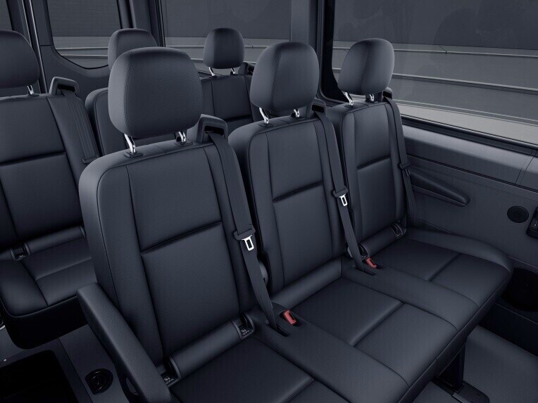 La banquette 3 places confort pour la 1ère, 2e ou 3e rangée de l’espace passagers peut accueillir 3 personnes.